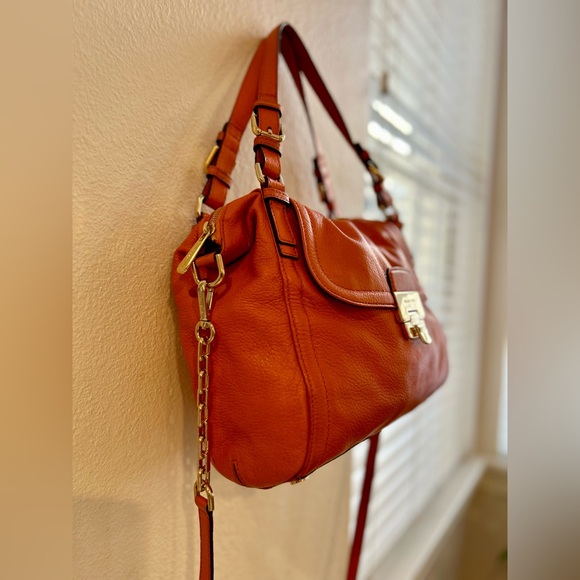 Michael Kors Shoulder/Crossbody Bag in Orange Pebble-beach Leather. - Picture 5 of 16
